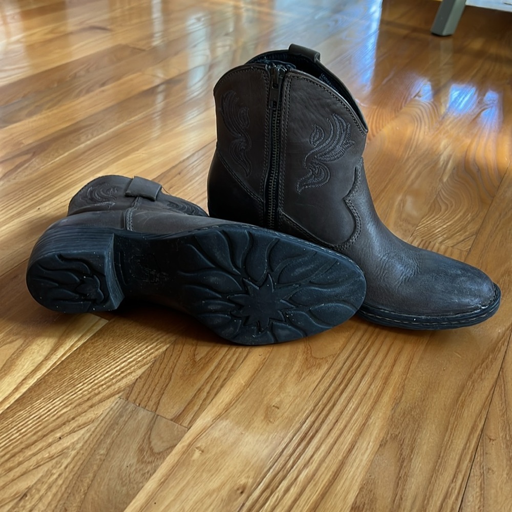 Born Women's Brown Leather Heeled Ankle Boots - Picture 4 of 5